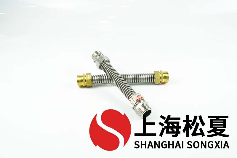 哪些因素會影響空調金屬軟管的位移補償性能？